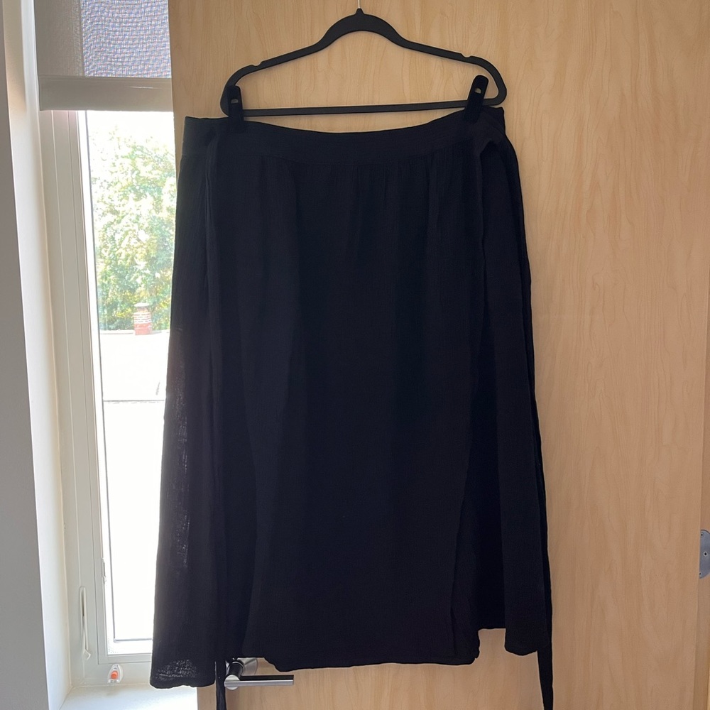 Sotela Classic Black Midi Skirt